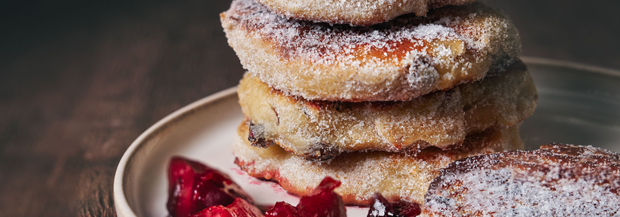 Omas Quarkkeulchen mit Amaretto-Pflaumen