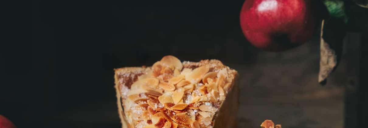 Vanillepudding-Apfelkuchen mit Rum-Rosinen