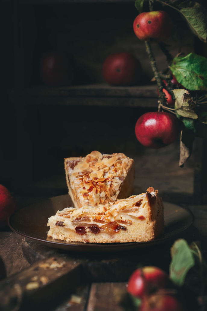 Vanillepudding-Apfelkuchen mit Rum-Rosinen