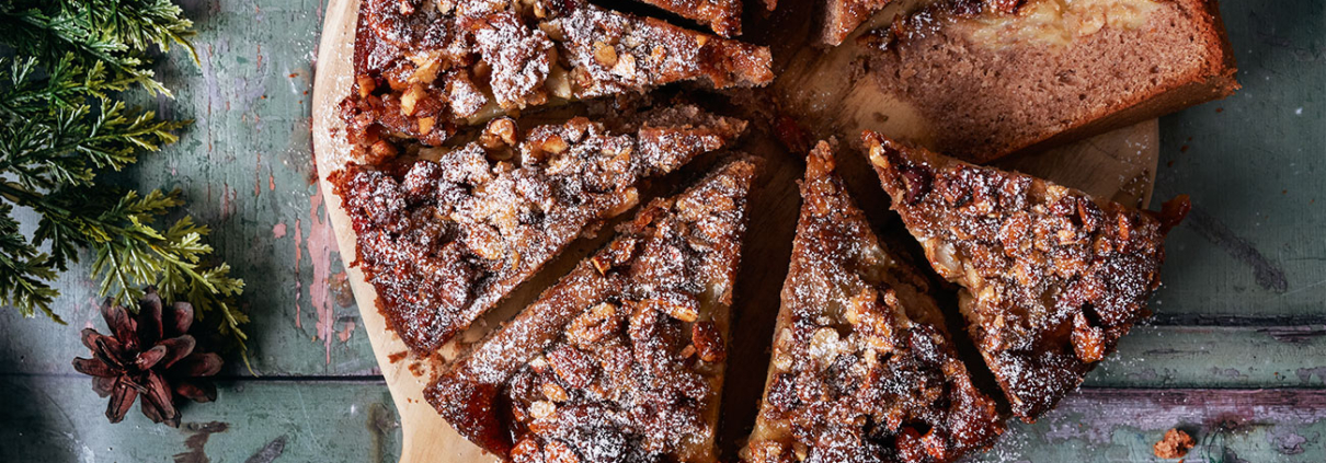 Saftiger Birnenkuchen mit Nuss-Honig Crunch