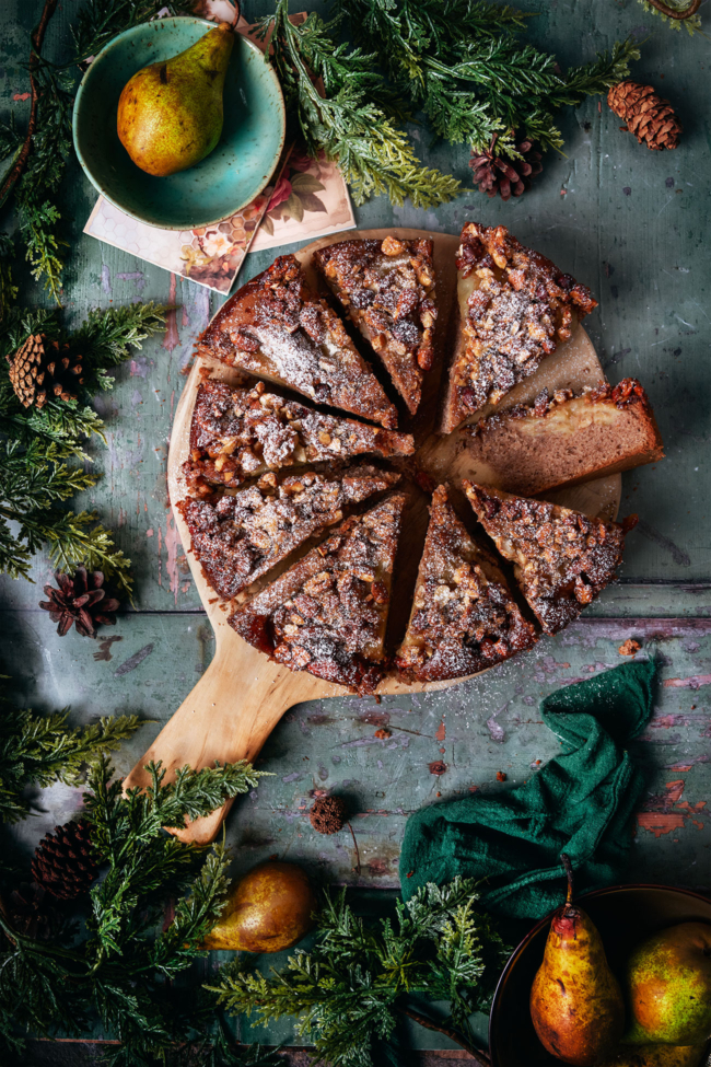 Saftiger Birnenkuchen mit Nuss-Honig Crunch