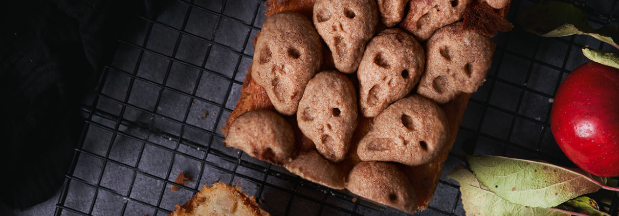 Halloween Apfelkuchen mit Zimt-Geisterstreuseln