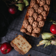 Halloween Apfelkuchen mit Zimt-Geisterstreuseln