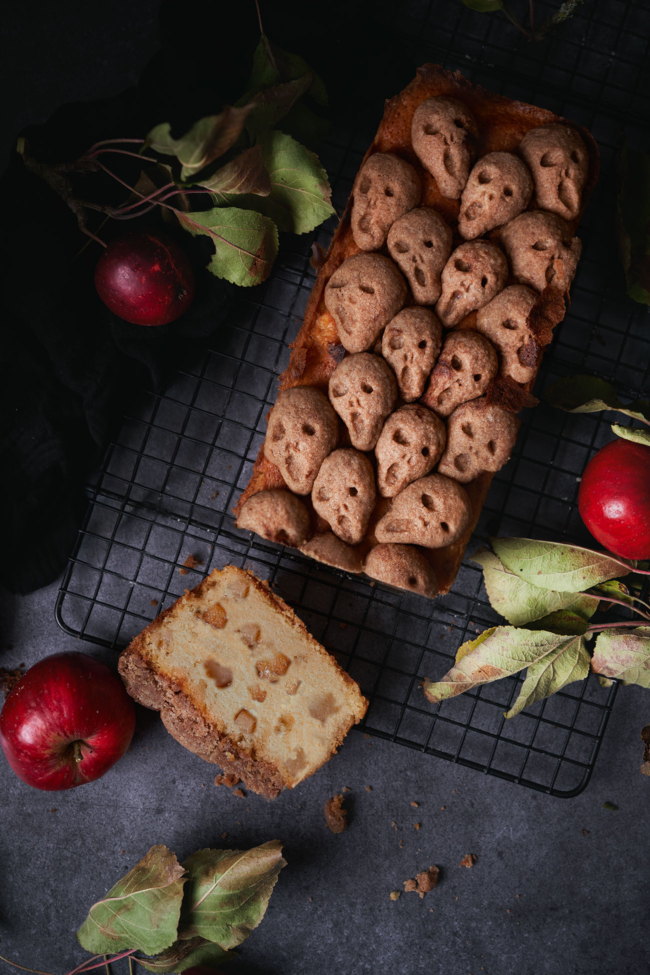 Halloween Apfelkuchen mit Zimt-Geisterstreuseln