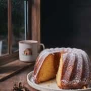 Gugelhupf mit Rum und kandierten Orangen