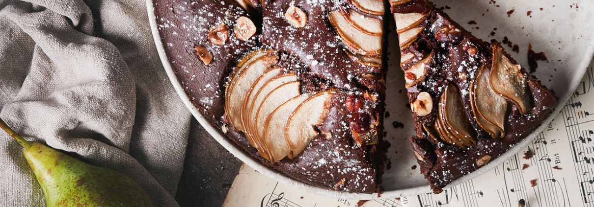 Schoko-Birnenkuchen mit Haselnüssen
