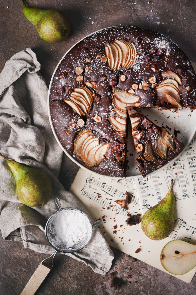 Schoko-Birnenkuchen mit Haselnüssen
