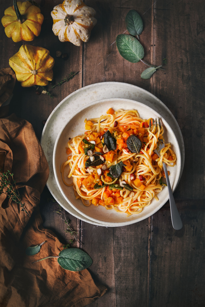 Spaghetti mit Kürbis und Salbei in einer cremigen Parmesan-Haselnusssauce