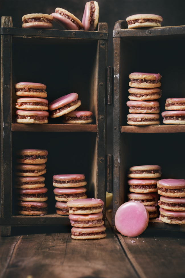 Gefüllte Kekse mit Glühweinglasur