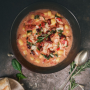 Italienischer Wintertopf mit Gnocchi, Hähnchen und knusprigen Bacon