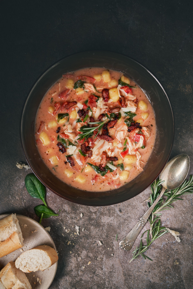 Italienischer Wintertopf mit Gnocchi, Hähnchen und knusprigen Bacon