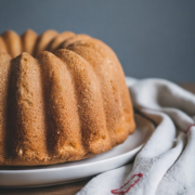 Butter Gugelhupf mit Bourbon-Butter-Sauce