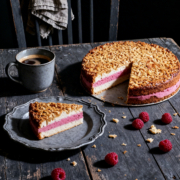 Quarkkuchen mit Himbeerfüllung und Bienenstich-Topping