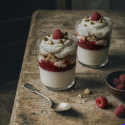 Panna Cotta im Glas mit Himbeer-Gelee und Mascarpone-Sahnecreme