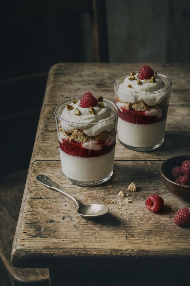 Panna Cotta im Glas mit Himbeer-Gelee und Mascarpone-Sahnecreme